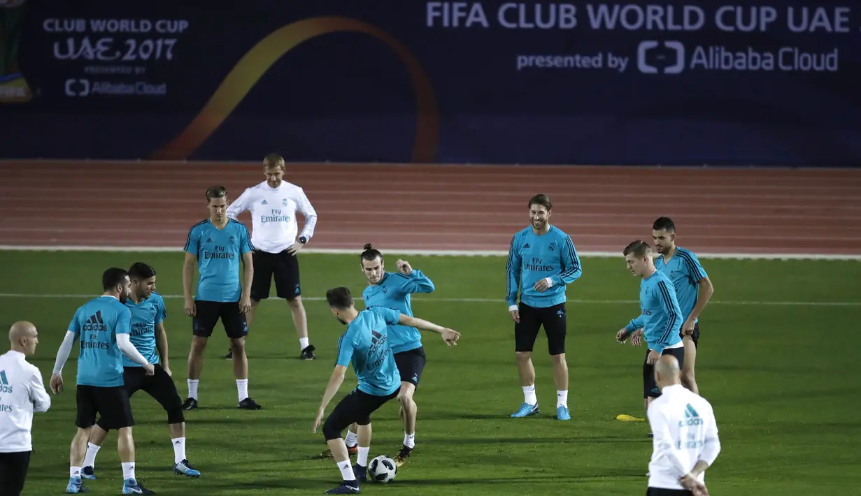Para pemain Real Madrid saat latihan jelang laga final Piala Dunia Antarklub 2017 di Abu Dhabi, Kamis (14/12/2017). Real Madrid akan berhadapan dengan Gremio. (AP/Hassan Ammar)