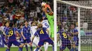 Laga kedua timnas tersebut berlangsung ketat dan sengit sejak menit awal. (KARIM JAAFAR/AFP)