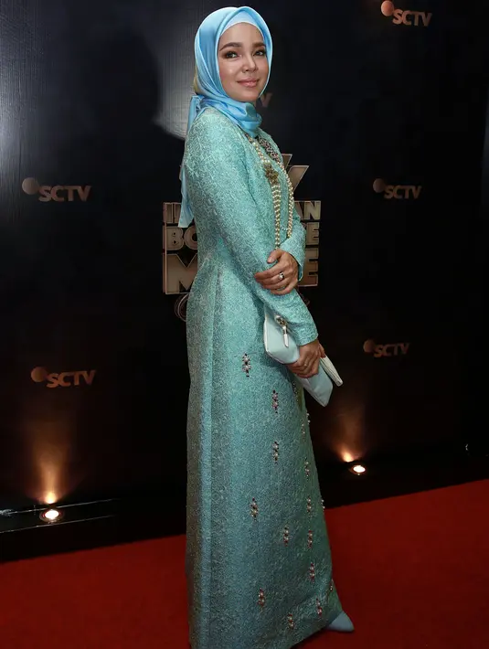 Meski demikian, Dewi Sandra tidak terlalu masalah kalau dirinya tidak menang dalam ajang IBOMA. Lantaran ia tau, seluruh pesaingnya juga pantas meraih penghargaan serupa. (Deki Prayoga/Bintang.com)