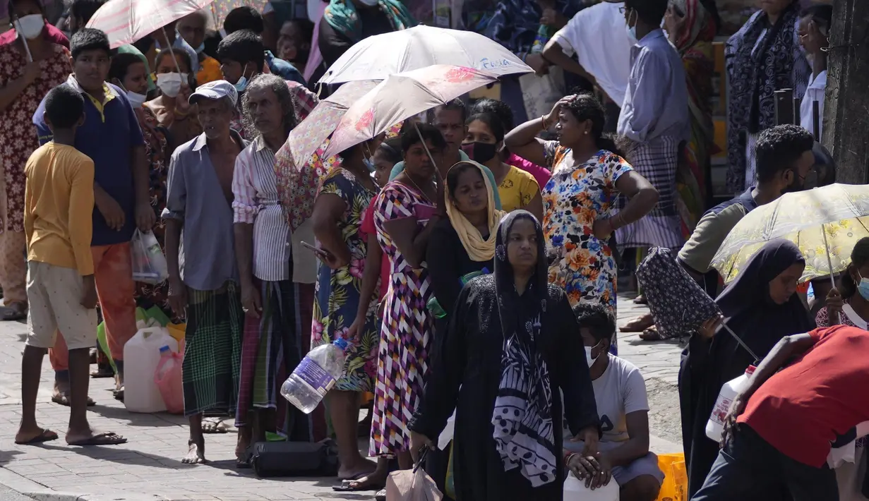 <p>Antrean warga yang menunggu untuk mendapatkan minyak tanah di tengah kelangkaan gas untuk memasak di Kolombo, Sri Lanka, Selasa, 17 Mei 2022. Warga beralih menggunakan minyak tanah untuk memasak di tengah kelangkaan gas di mana antrean panjang terlihat dan kerap berubah menjadi aksi protes dadakan karena konsumen mulai frustasi dan khawatir kehabisan stok. (AP Photo/Eranga Jayawardena)</p>