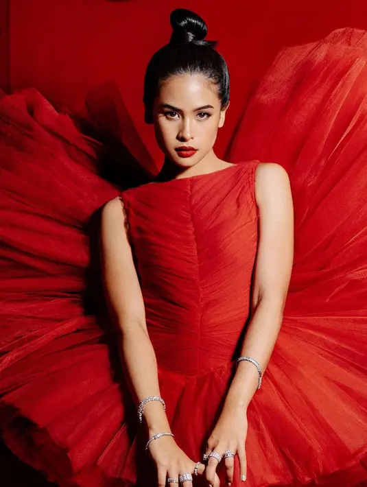 Maudy dengan outfit dan lipstik merah, tatanan rambut high bun dan makeup bold. Foto: Instagram.