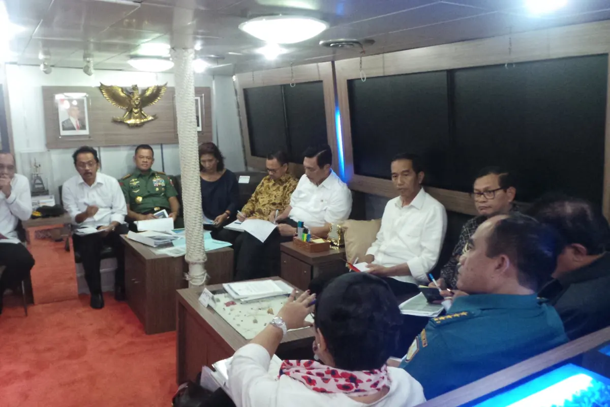 Jokowi Rapat di Tengah Laut Natuna (Foto: Ilyas/Liputan6.com)