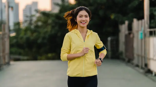 wanita sedang olahraga