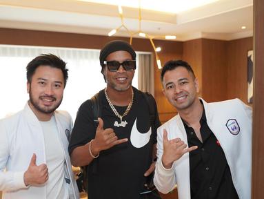 Sebelum keluar dari Terminal 3 Bandara Soetta, pemilik Rans Nusantara FC yakni Raffi Ahmad bersama Rudy Salim tiba lebih dulu untuk menyambut kedatangan Ronaldinho. (FOTO: instagram.com/raffinagita1717/)