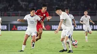 Pemain Timnas Indonesia, Rafael Struick berusaha melewati pemain Filipina,&nbsp;Michael Tribaco Kempter saat laga Grup B Piala AFF 2024 yang berlangsung di Stadion Manahan, Solo, Jawa Tengah, Sabtu (21/12/2024). (Bola.com/Abdul Aziz)