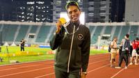 Maria Natalia Londa memamerkan medali emas yang diraih di SEA Games 2025. (Instagram/marianatalialonda7997)