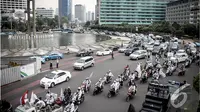 Para pengunjuk rasa melakukan konvoi di sekitar kawasan bundaran HI, Jakarta, Jumat (24/10/2014) (Liputan6.com/Faizal Fanani)