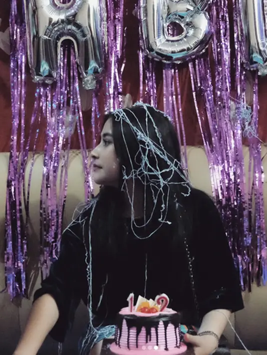 Usia Prilly Latuconsina baru saja genap 21 tahun. Bertepatan dengan hari bahagianya, pesinetron yang kini fokus kuliah itu juga sekaligus meresmikan toko roti. Kejutan demi kejutan terus berdatangan dari orang terdekat. (Instagram/prillylatuconsina96)