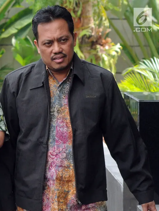 Kepala Divisi Batubara PLN Harlen tiba di Gedung KPK, Jakarta, Jumat (14/9). Harlen diperiksa sebagai saksi untuk tersangka Eni Maulani Saragih. (Merdeka.com/Dwi Narwoko)