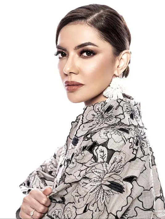 Meski makeup yang digunakan terlihat lebih tebal, namun netizen juga memuji penampilan flawlessnya. Bahkan, makeup tersebut juga membuat mata Najwa terlihat lebih tajam. (Liputan6.com/IG/@riomotret)