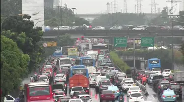 Uji coba perubahan waktu ganjil genap di Jakarta menyebabkan beberapa ruas jalanan menjadi macet.