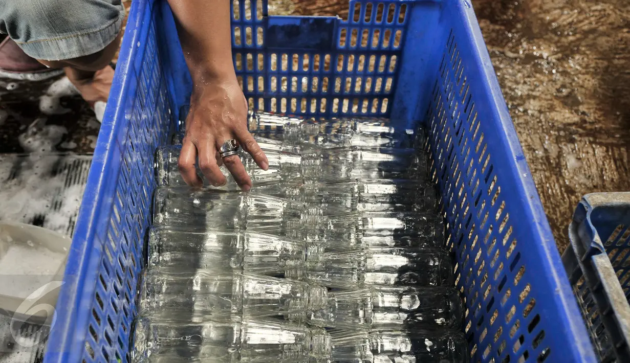 Pekerja mengumpulkan botol yang telah dibersihkan untuk tempat bir pletok, Jakarta, Senin (6/2). Bir pletok masuk dalam ikon Budaya Betawi sebagai tindak lanjut Perda No 4 Tahun 2015 tentang Pelestarian Budaya Betawi. (Liputan6.com/Yoppy Renato)