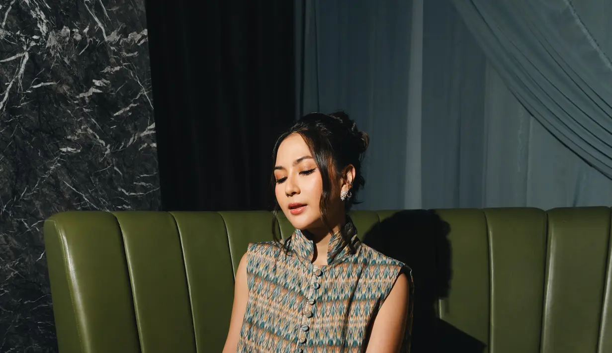Jessica Mila tak kalah anggun dengan sleeveless berkerah tinggi bermotif ikat. [dok.Didiet Maulana]