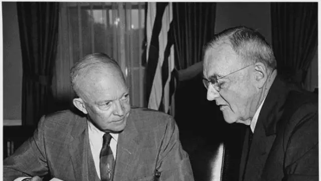 Presiden AS Dwight Eisenhower dan Menteri Luar Negeri AS John Foster Duller --pengadvokasi kudeta Guatemala 1954 (Wikimedia Commons)