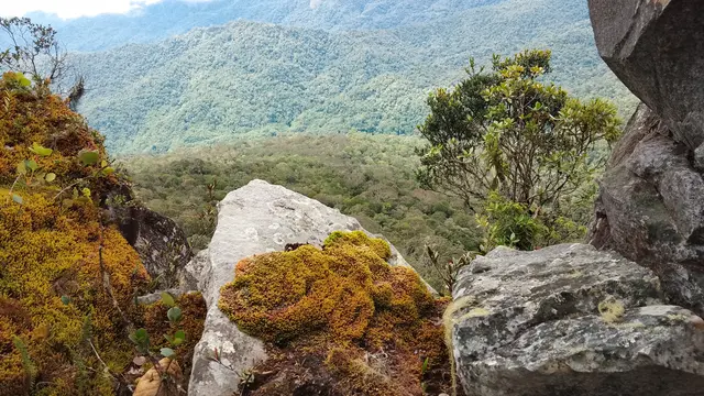 Bebatuan di Gunung Batu Lawi masuk dalam kawasan Taman Nasional Pulong Tau. (Dok: Gunung Bagging https://www.gunungbagging.com/batu-lawi/nggallery/page/3)