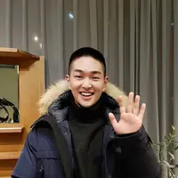 Onew, anggota grup SHINee mulai menjalankan wajib militernya pada Senin (10/12). Rambutnya mulai dicukur menjadi cepak pada Minggu, (9/12) kemarin. (dok. www.facebook.com/shinee/Esther Novita Inochi).