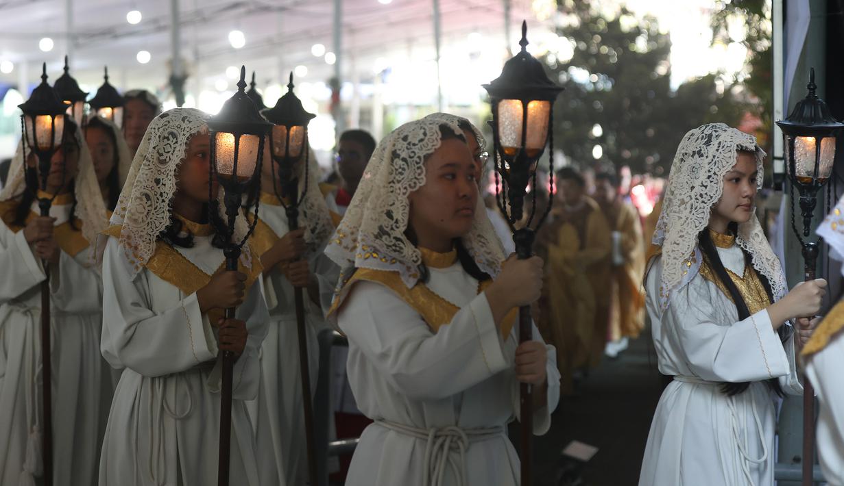 Rangkaian Kegiatan Misa Natal Pontifikal di Gereja Katedral, Jakarta, yang dimulai sejak pukul 09.00 WIB. Tampak dalam foto, iring-iringan umat Katolik saat pelaksanaan Misa Pontifikal Natal di Gereja Katedral Jakarta, Kamis (25/12/2025). (Kapanlagi.com/Budy Santoso)