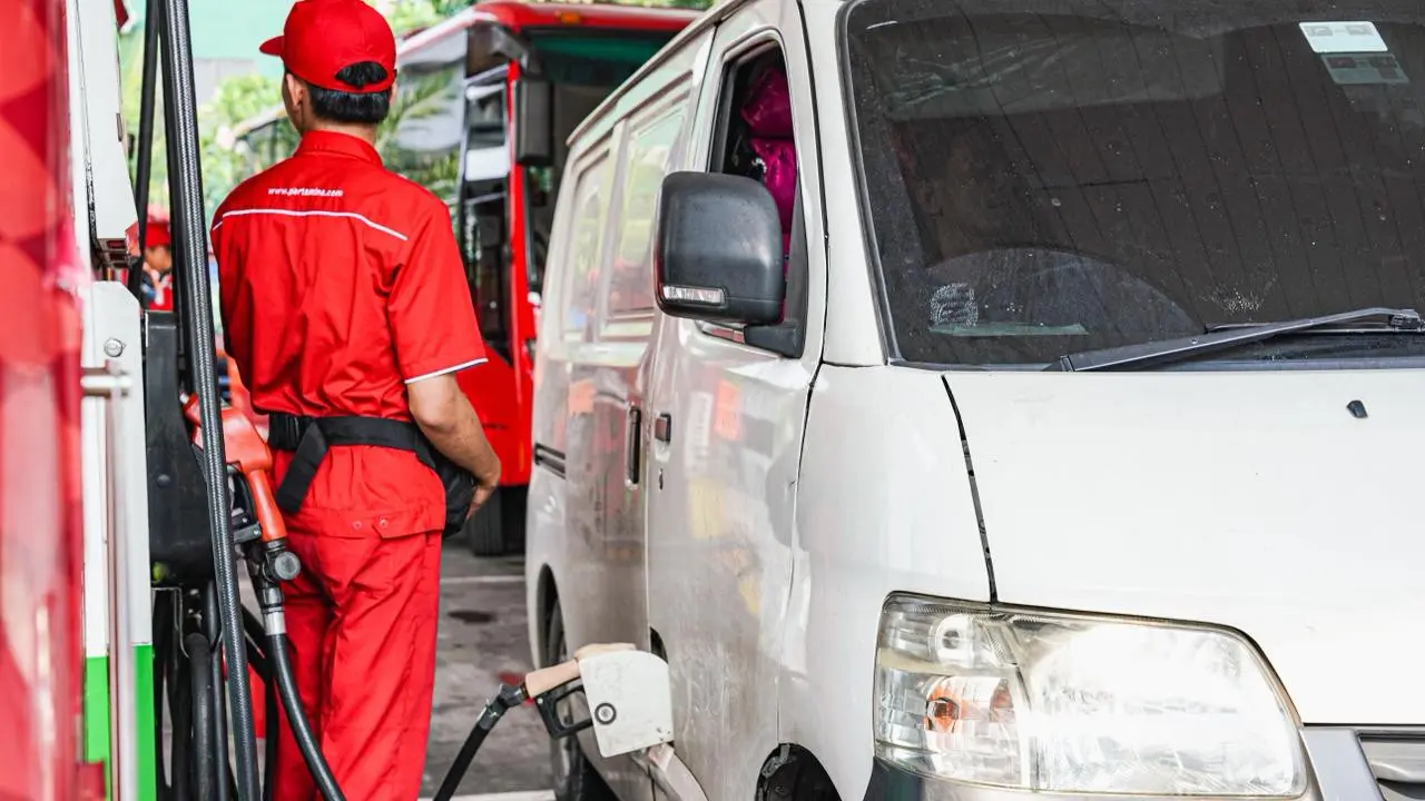 Kendaraan tengah mengisi Bahan Bakar Minyak (BBM) jenis Pertalite yang disalurkan oleh Pertamina Patra Niaga. (Dok Pertamina)