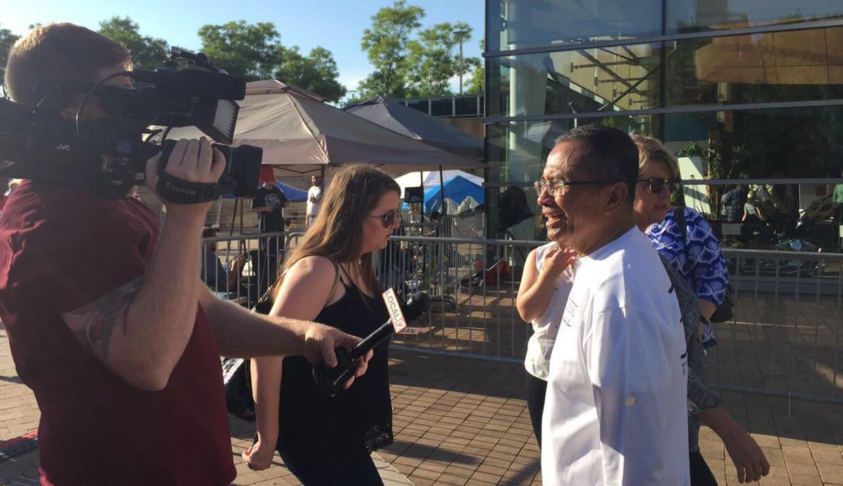 Dahlan Iskan juga mengabarkan jika suasana di Muhammad Ali Center sangat ramai. Ribuan orang turut menghadiri prosesi pemakaman jenazah dari petinju legendaris, Muhammad Ali. (twitter.com/iskan_dahlan)