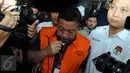 Pimpinan DPRD Muba, Islan Hanura usai menjalani pemeriksaan KPK, Jakarta, Selasa (15/12/2015). Islan diperiksa terkait kasus dugaan suap LKPJ 2014 Bupati Muba, Pahri Azhari dan pengesahan APBD 2015 Kabupaten Muba. (Liputan6.com/Helmi Afandi)