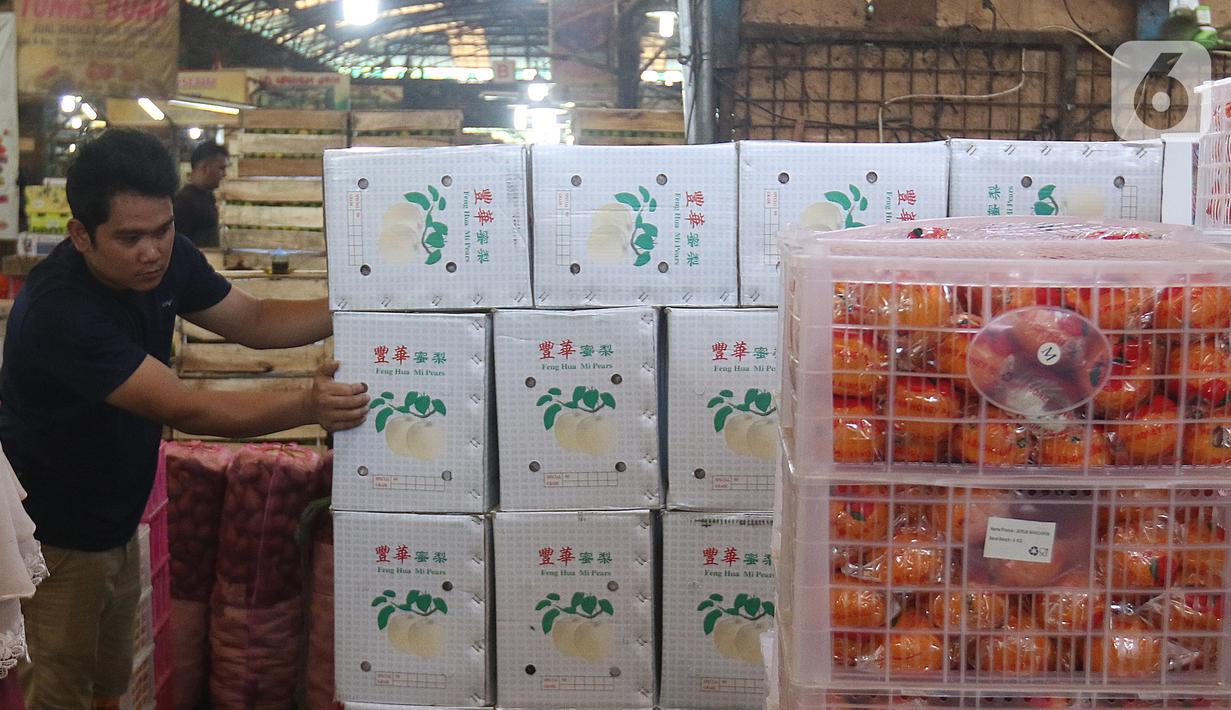Suasana aktivitas sentra buah di Pasar Induk Kramat Jati, Jakarta, Selasa (28/1/2020). Kementerian Pertanian memperketat pintu masuk untuk impor beberapa jenis makanan, termasuk buah-buahan melalui penerapan biosecurity untuk mencegah penyebaran Virus Corona. (Liputan6.com/Herman Zakharia)