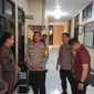 Kapolres Kediri Kota AKBP Bramastyo Priaji (tengah) saat rekonstruksi penganiayaan santri hingga tewas. (Istimewa)