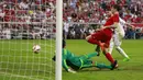 Robert Lewandowski mencetak gol ke gawang Real Madrid dalam final Audi Cup 2015 yang berlangsung di Stadion Allianz Arena, Munchen, Jerman. Kamis (6/8/2015) dini hari WIB. (Action Images via Reuters/Jason Cairnduff)