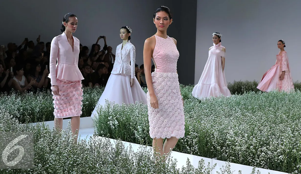 Sejumlah model membawakan busana rancangan Hian Tje di acara IPMI Trend show 2016, Di Senayan City, Jakarta, Selasa  (1/12). Perancang Hian Tje  menghadirkan busana-busana feminin dan cantik berwarna pink. (Liputan6.com/Herman Zakharia)