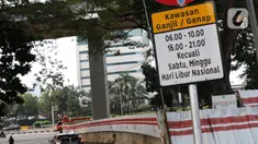 Pengendara memasuki kawasan aturan ganjil-genap, Jalan Gatot Subroto, Jakarta, Sabtu (6/6/2020). Pemprov DKI Jakarta mengeluarkan Pergub nomor 51 Tahun 2020 yang didalamnya mengatur pembatasan kendaraan dengan rekayasa ganjil-genap untuk sepeda motor dan mobil. (Liputan6.com/Helmi Fithriansyah)