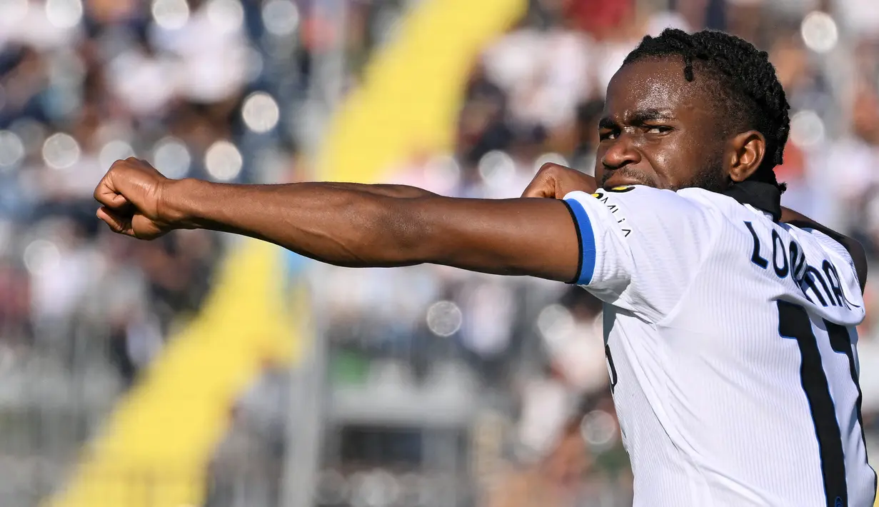 Selebrasi striker Atalanta, Ademola Lookman setelah menjebol gawang Empoli pada laga Liga Italia 2022/2023 di Carlo-Castellani Stadium, Empoli (30/10/2022). Ademola Lookman yang didatangkan Atalanta pada awal musim 2022/2023 dari RB Leipzig telah mencetak 12 gol dan 5 assist dari total 26 laga di Liga Italia 2022/2023. (AFP/Tiziana Fabi)