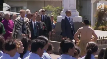 Duke dan Duchess of Sussex Inggris, Pangeran Harry dan Meghan menerima sambutan tradisional Maori (powhiri) di Rotorua pada hari Rabu di hari terakhir dari tur mereka ke Pasifik Selatan.