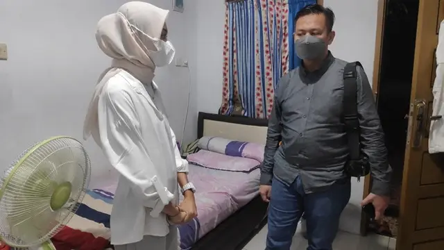 Kanit Reskrim Polsek Bukitraya saat mengecek kos yang kamar mandinya dipasang CCTV.