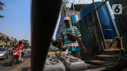 Penjual air bersih keliling pun meraup rejeki tambahan. (Liputan6.com/Angga Yuniar)