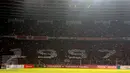 Suporter tim Macan Kemayoran membuat koreografi tahun kelahiran Jakmania jelang laga Persija melawan Semen Padang di Torabika Soccer Championship presented by IM3 Ooredoo di Stadion GBK, Jakarta, Minggu (8/5/2016). (Liputan6.com/Helmi Fithriansyah)