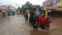 Akses jalan di depan perumahan Ciledug Indah dari Tangerang menuju Jakarta Barat, terputus akibat terendam banjir setinggi 40-50 cm.