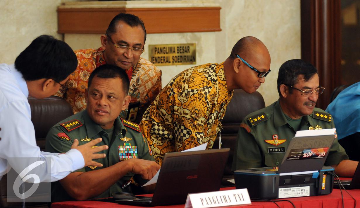 Panglima TNI, Jenderal TNI Gatot Nurmantyo (duduk kiri) menerima penjelasan saat mengisi SPT Tahunan di Mabes TNI, Jakarta, Rabu (30/3/2016). Sebelumnya Panglima TNI mengisi SPT Tahunan menggunakan E Filling. (Liputan6.com/Helmi Fithriansyah)