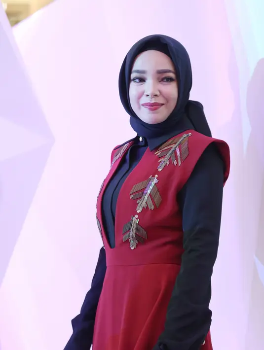 Dalam hal mengenakan busana, Dewi Sandra mengaku tergantung mood. Selain itu juga disesuaikan dengan acara yang akan dihadirinya. (Galih W. Satria/Bintang.com)