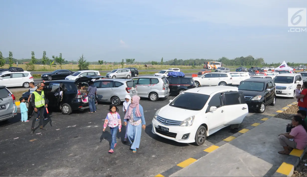 Kendaraan pemudik memadati "rest area alternatif" Km 153 Cipali, Jawa Barat, Rabu (21/6). Untuk melepas lelah sebagian pemudik dapat berhenti dan beraktivitas di sejumlah area peristirahatan sementara yang tersedia. (Liputan6.com/Gempur M Surya)