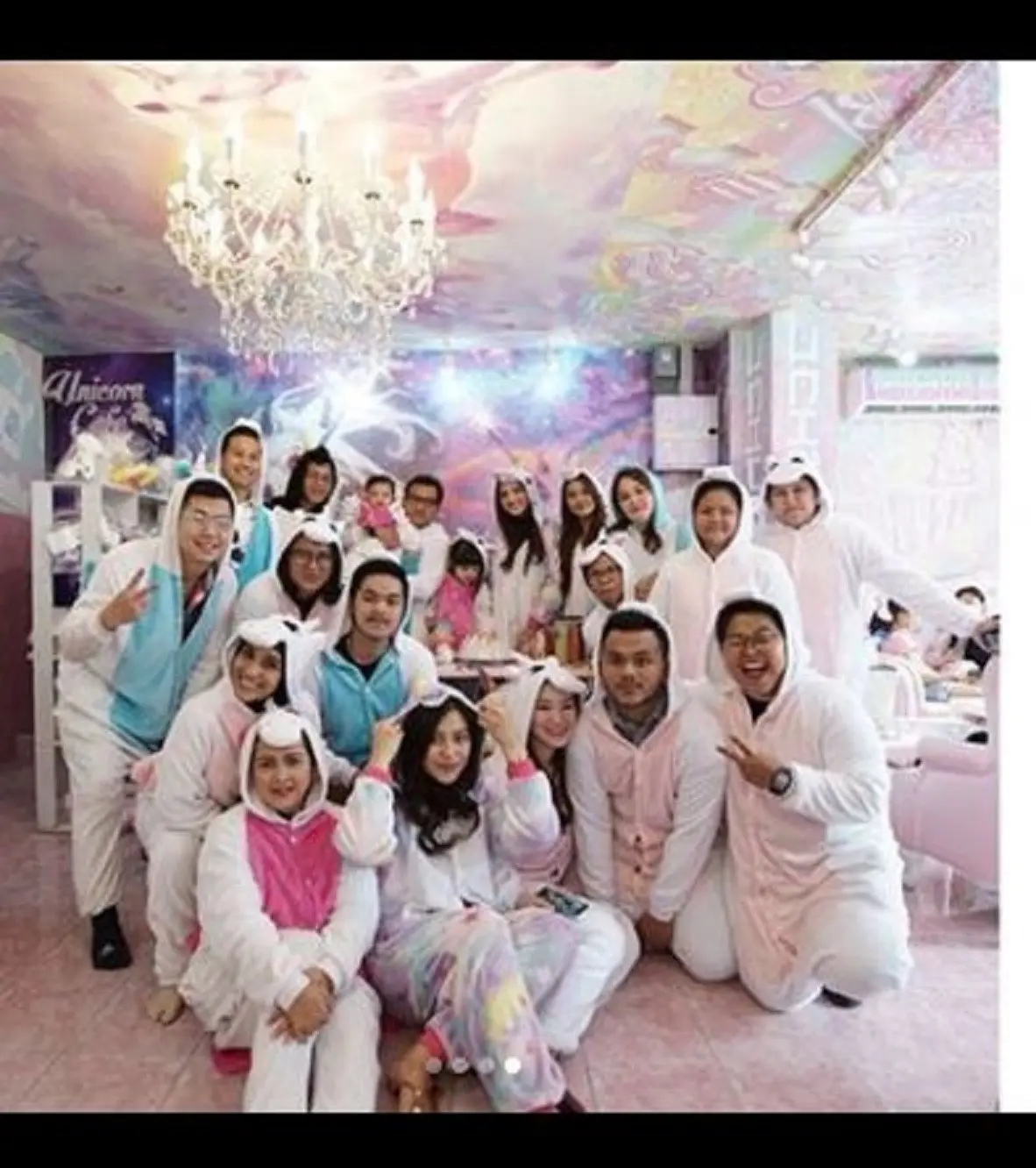 Rabbani Zaki foto bersama dengan keluarga Aurel Hermansyah saat merayakan ulang tahun Arsy di Bangkok (Instagram/@rabbanizaki)