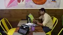 Mesin tik dijadikan properti dekoratif di sebuah restoran di Mumbai, India (1/8). Mesin tik di India kini mulai ditinggalkan, karena terasa sudah ketinggalan zaman di era komputer dan Internet. (AFP Photo/Indranil Mukherjee)