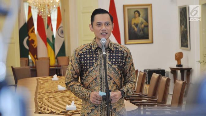 Ketua Kogasma Partai Demokrat Agus Harimurti Yudhoyono(AHY) memberi keterangan usai bertemu dengan Presiden Joko Widodo atau Jokowi di Istana Kepresidenan Bogor, Jawa Barat, Rabu (22/5/2019). AHY datang seorang diri tanpa didampingi politikus Partai Demokrat lainnya. (Liputan6.com/HO/Setkab/Oji)