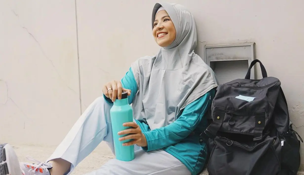 Gaya ibu tiga orang anak ini saat berolahraga pun cukup simple namun tetap stylish. Ia pun selalu terlihat memadukan warna baju yang digunakan baik dengan hijab ataupun sepatu bahkan tempat minum. (Liputan6.com/IG/@natasharizkynew)