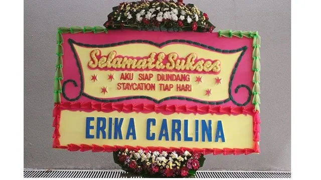 Awkarin Dikabarkan Beli Hotel, 6 Potret Tulisan di Karangan Bunganya Ini Curi Perhatian