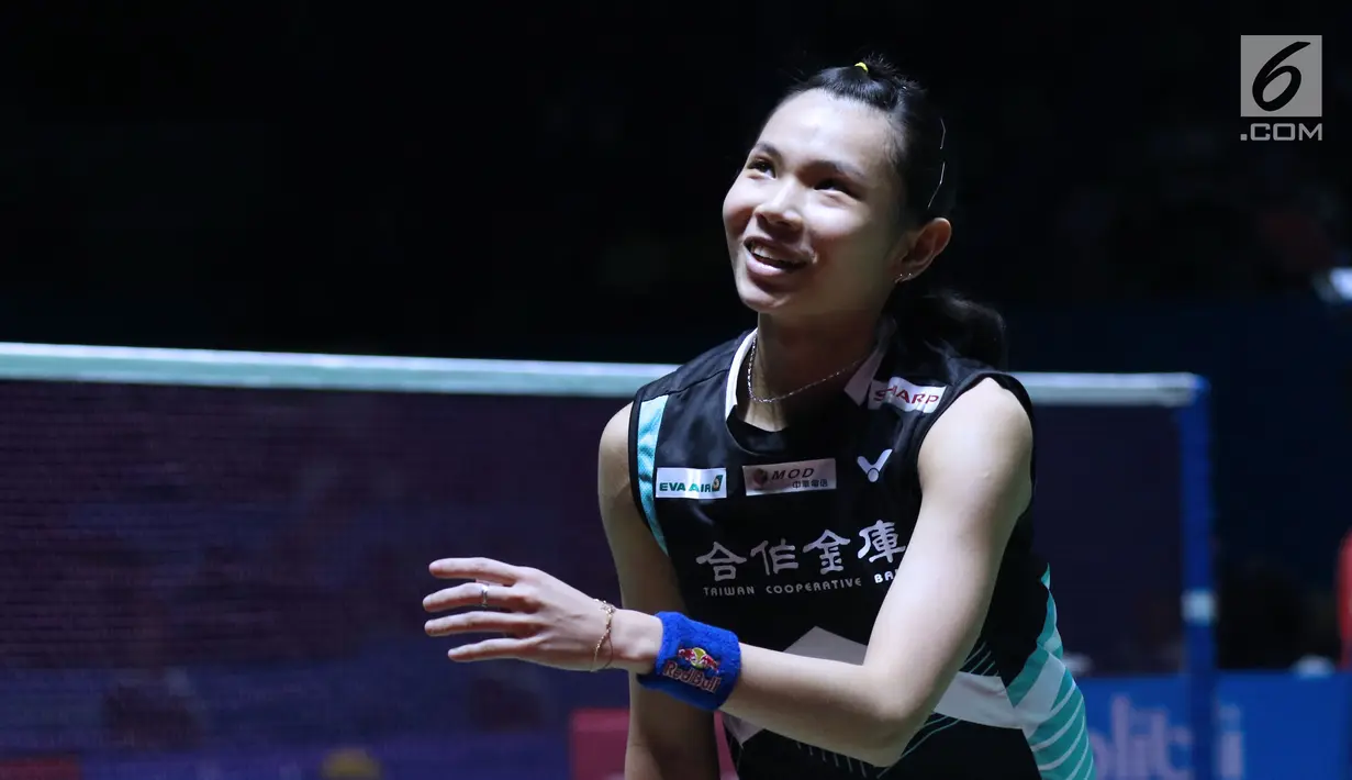 Tunggal putra China Taipei, Tai Tzu Ying tersenyum saat melawan pebulu tangkis Skotlandia, Kirsty Gilmour pada 8 besar Indonesia Open 2018 di Istora GBK, Jakarta, Jumat (6/7). Tai Tzu Ying menang 21-16, 21-11. (Liputan6.com/Helmi Fithriansyah)