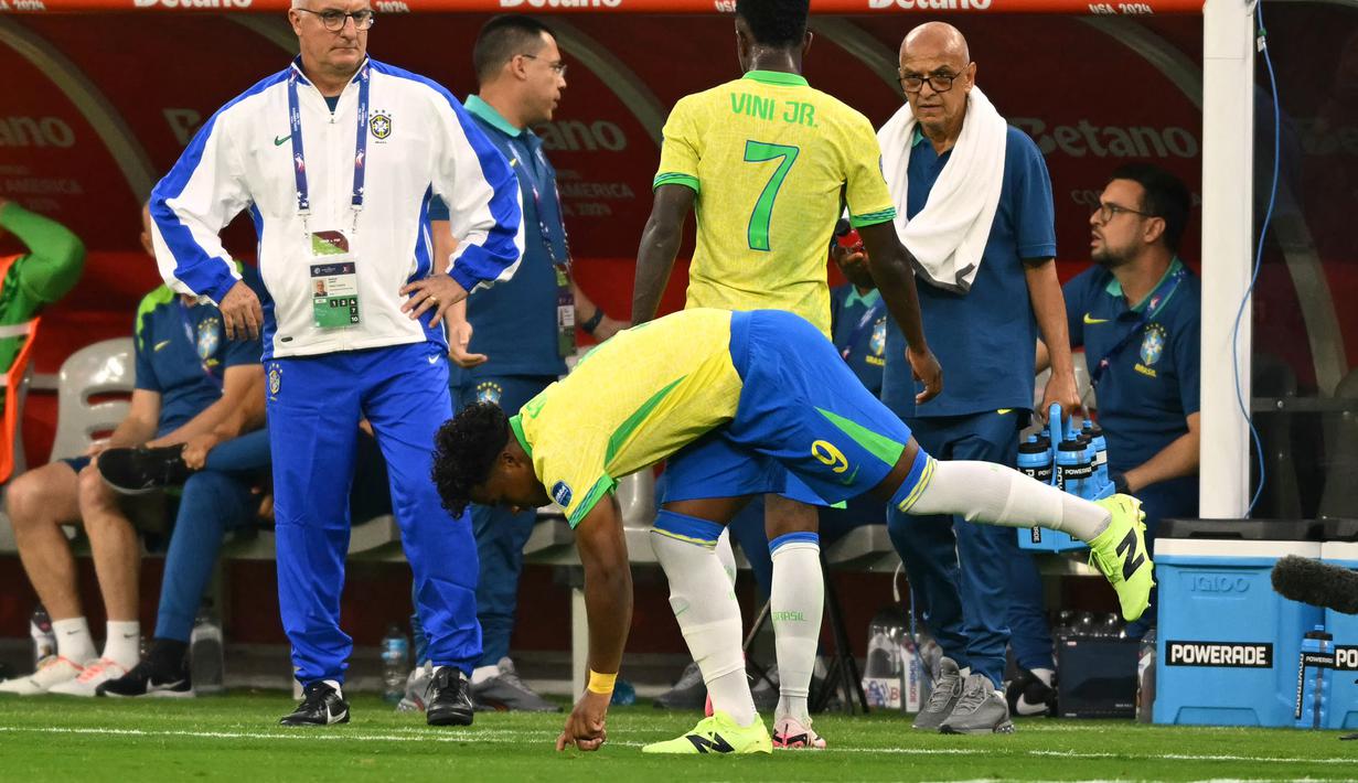 Pemain muda Brasil, Endrick menyentuh rumput lapangan pertandingan saat masuk menggantikan Vinicius Junior pada laga Grup D Copa America 2024 melawan Kosta Rika di SoFi Stadium, Inglewood, California, Selasa (25/06/2024) WIB. (AFP/Pattrick T. Fallon)