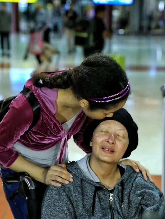 Mendapat kecupan dan pesan yang disampaikan kedua putri cantiknya, Yana pun merasa terharu. Ia juga menjadikan sikap tegar yang ditunjukan sang anak selama ini sebagai motivasi dan penyemangatnya untuk sembuh. (Adrian Putra/Bintang.com)