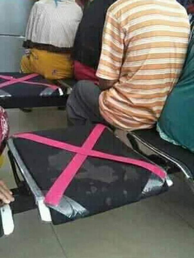 6 Potret Orang Taati Aturan Tanda 'X' Jaga Jarak Ini Kocak Banget