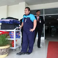 Keluarga Bawa Barang-barang Julia Perez (Nurwahyunan/bintang.com)