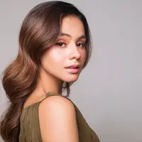Selain gaya ala tahun 80-an, wanita 27 tahun ini juga terlihat dewasa dan anggun dengan rambut bergelombangnya. terlebih lagi aktris keturunan Arab dan Pakistan ini tetap tampil cantik dengan paduan makeup natural.(Liputan6.com/IG/@sahilahisyam)