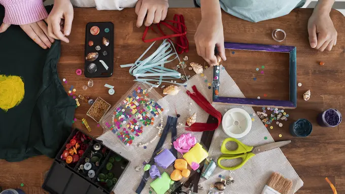 Aktivitas DIY untuk anak dengan memanfaatkan barang bekas di rumah
